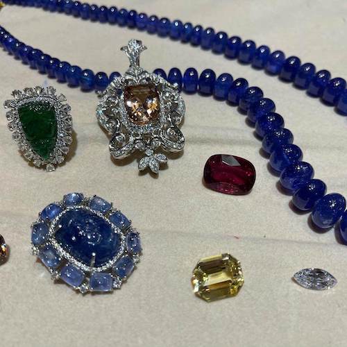 customised-jewelleries-with-gemstones