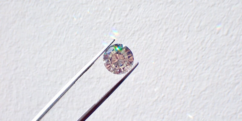 one-piece-loose-diamond-held-between tweezer