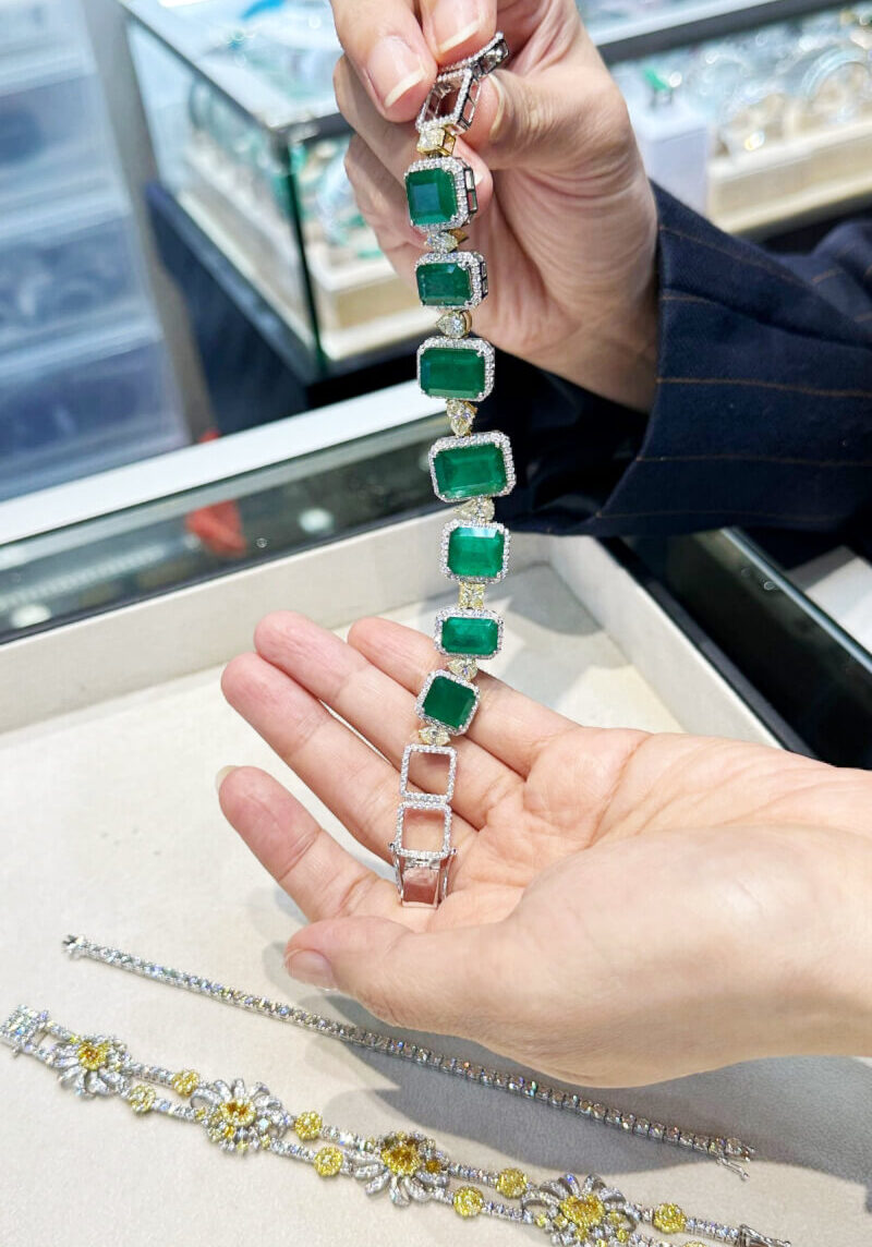 hand-holding-emerald-bracelets-in-aijewellery-singapore-shop